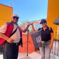 Viajeros con bandera de Mexico Travel Tours