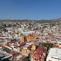 Vista panorámica de ciudad colonial en México