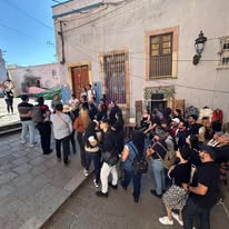 Grupo turístico caminando por ciudad