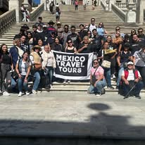 Grupo de Mexico Travel Tours en ciudad histórica