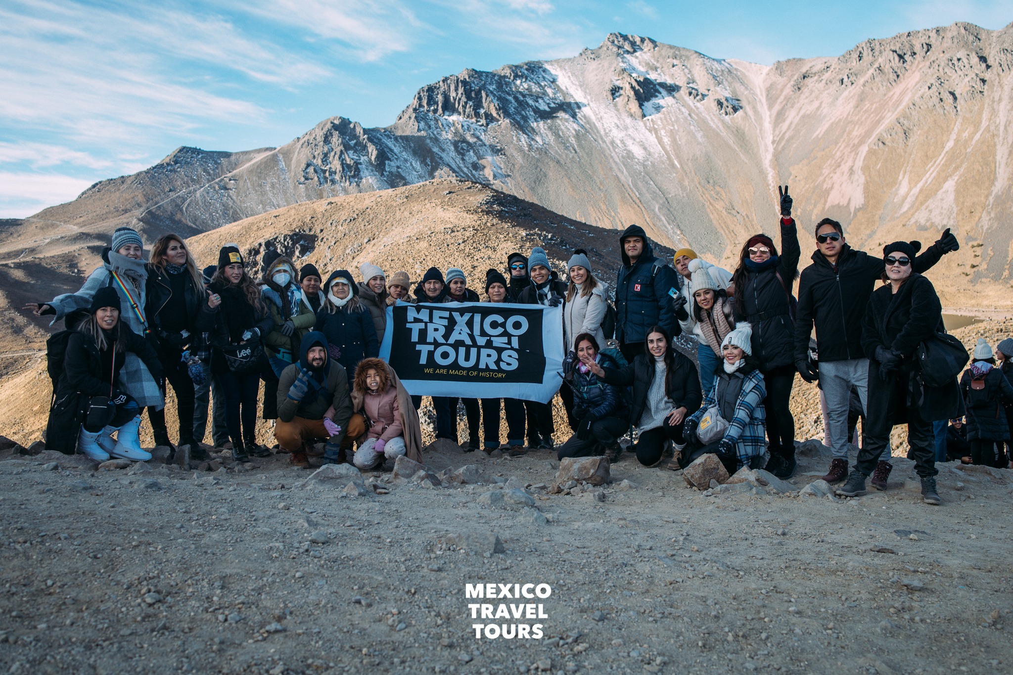 Grupo en zona montañosa nevada