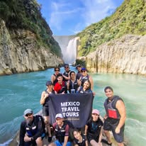 Grupo de viaje en cascada en México